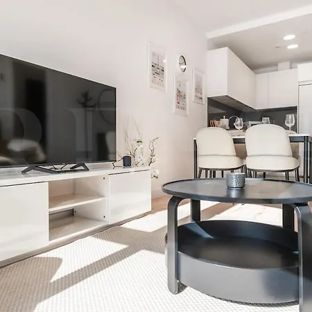 High-end 22nd Floor Apt, Views & Gym By Rems