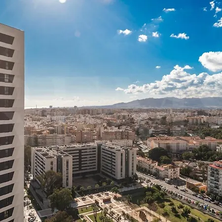High-end 22nd Floor Apt, Views & Gym By Rems Malaga
