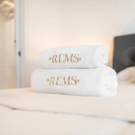 High-end 22nd Floor Apt, Views & Gym By Rems